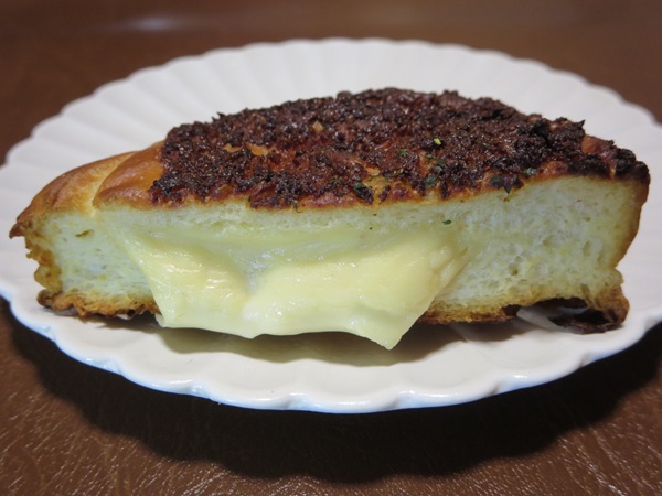 BAKERY&cafe辰巳俱楽部の明太カマンベールのトースト後の断面の近影画像。