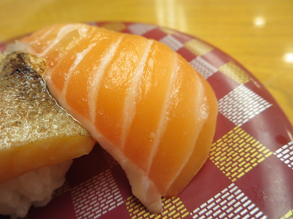南房総やまと寿司のサーモン食べ比べのサーモンの近影画像。
