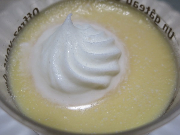 新松月のカスタードプリンの近影画像。