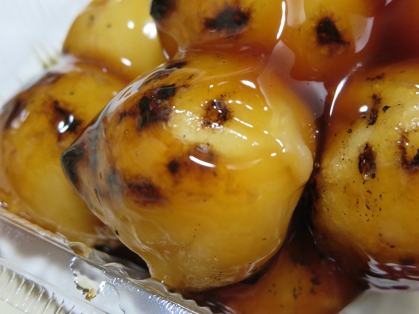 五の橋伊勢屋の焼きだんごの近影画像。