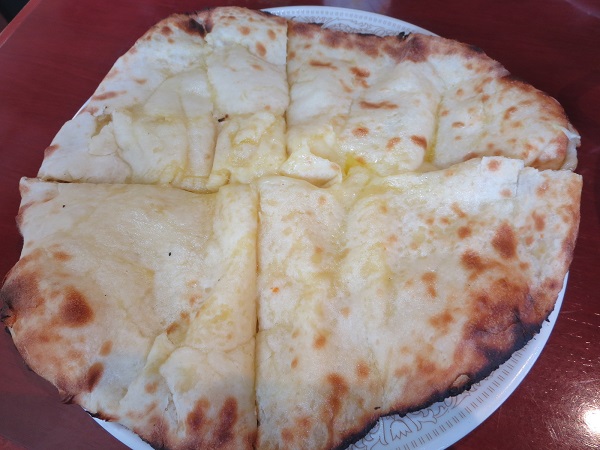 シブマハールのチーズナンの近影画像。