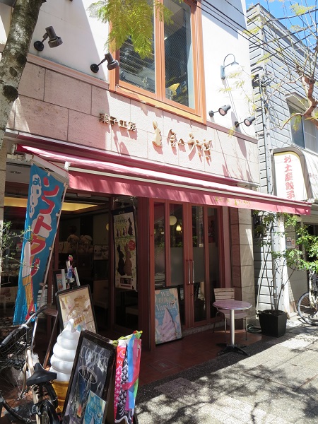 金のうさぎの看板と入口。