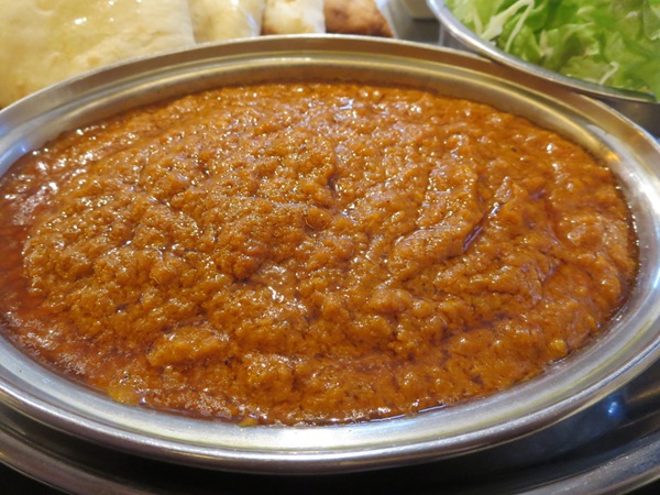 タージ・マハルのチーズナンセットのキーマカレーの近影画像。