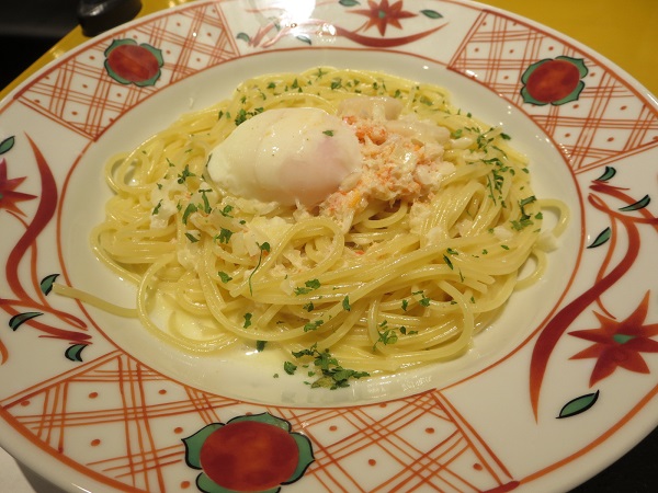 洋麺屋 五右衛門の紅ズワイガニと帆立のクリームソース温泉卵添えの近影画像。