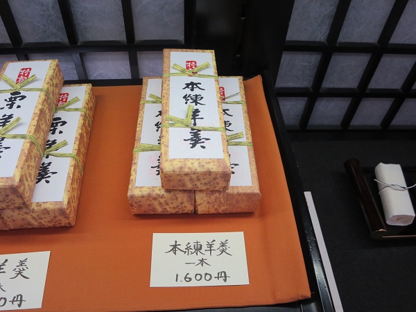 新松月の本練羊羹が収められている陳列棚。
