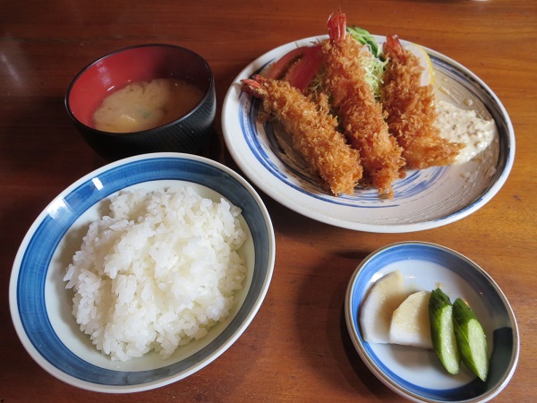 とんかつ とん丸のエビフライ定食の全体画像。