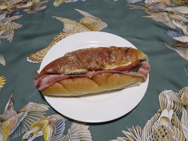 クロワッサンフレールのイタリアンパニーニの全体画像。