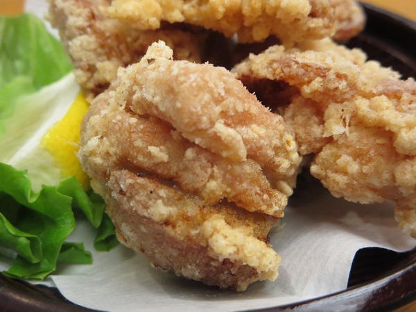 南房総やまと寿司の鶏のから揚げの近影画像。