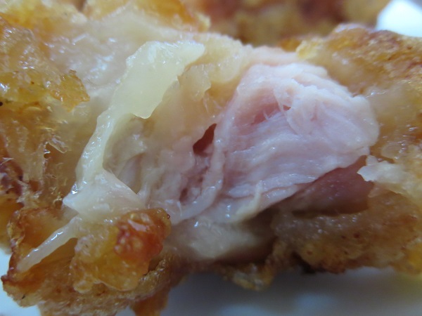 台湾料理 海林の鶏肉の唐揚げの断面の近影画像。