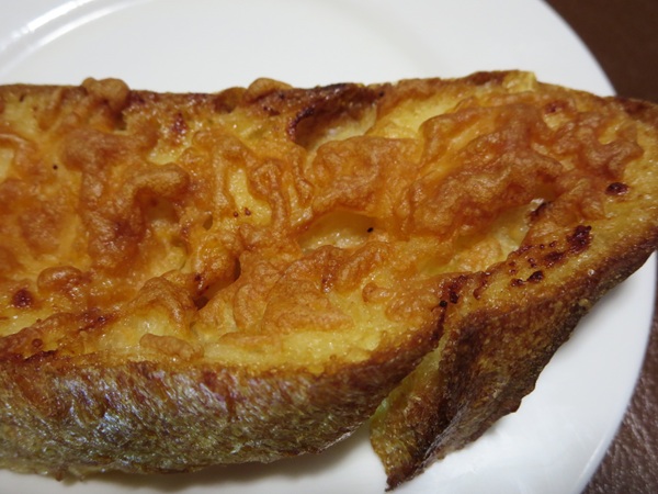 Warabeya Bakeryの明太チーズフランスの近影画像。