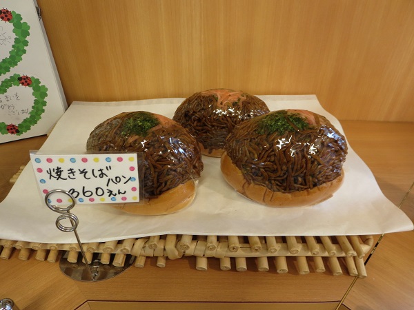 はーとやのパンの焼きそばパンが置かれている陳列棚。