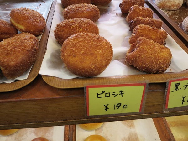 Fine Breadのピロシキが置かれている陳列棚。