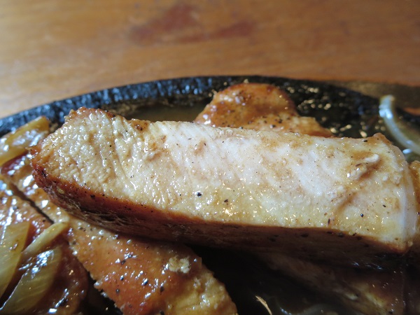 とんかつ とん丸のとんてき定食の肉の断面の近影画像。