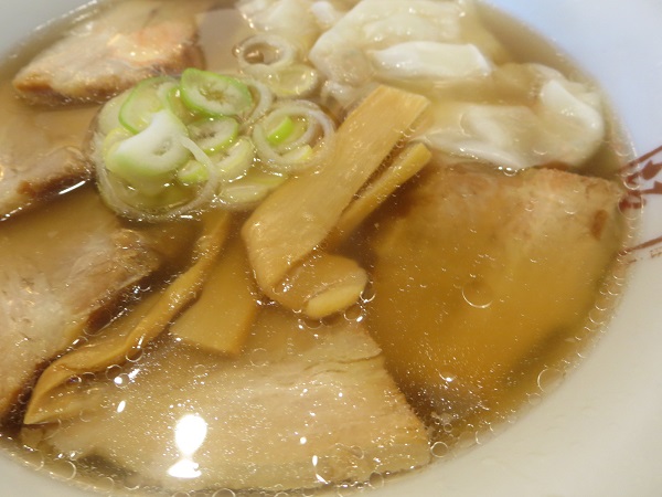 喜多方ラーメン 坂内の喜多方わんたんラーメンの別角度からの近影写真。