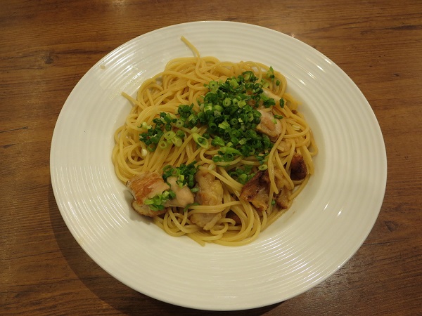 オリーブの丘のごろごろチキンのレモンバター醤油の全体画像。