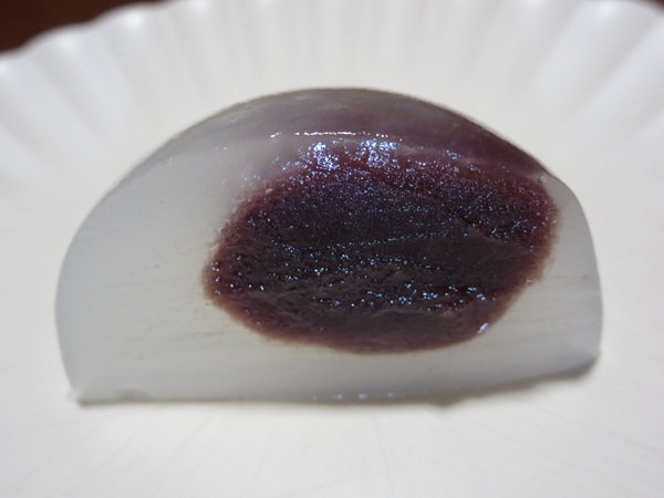 新松月の水まんじゅうの断面の近影画像。