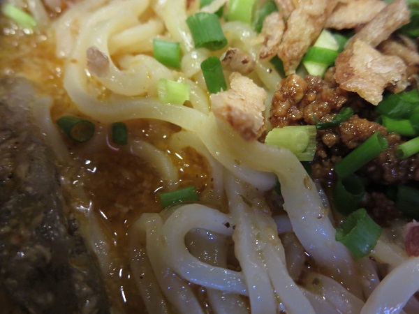 慶飯の冷やし坦々麺の麺の近影画像。