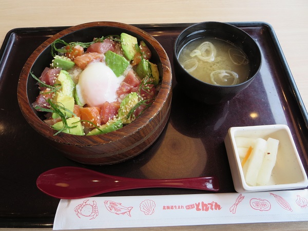 とんでんのまぐろサーモンアボカド丼の全体画像。