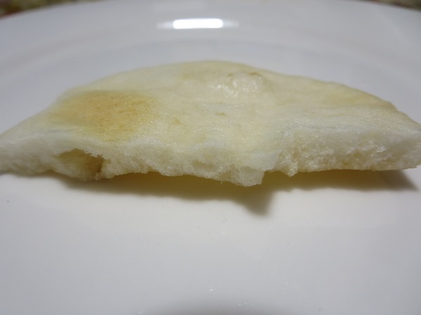もち吉のちからこぶ煎餅（サラダ味）の断面の近影画像。
