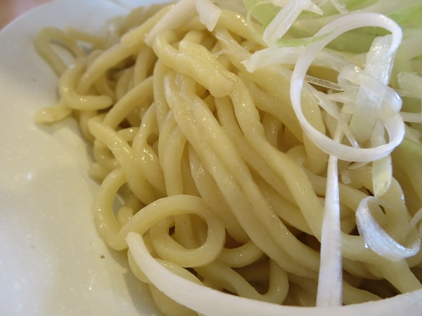らーめん味来の味噌つけ麺の麺の近影画像。
