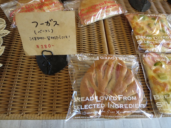 BAKE＆C のフーガス（ベーコン）が置かれている陳列棚。