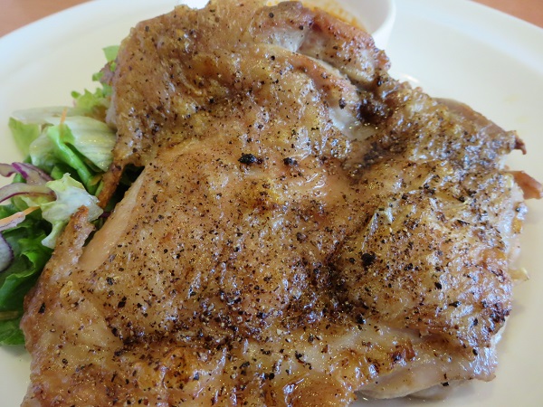 ガストのジューシー若鶏グリルガーリックソースの鶏肉の近影画像。
