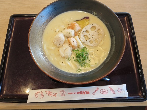 とんでんの海鮮ごろっと白いカレーうどんの全体画像。