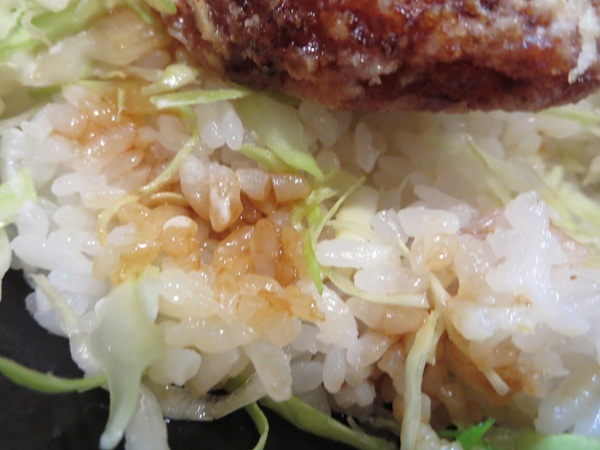 おとど食堂の唐揚げ丼のご飯の近影画像。