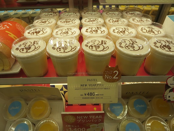 パステルのNEW YEARプリンが置かれているショーケース。