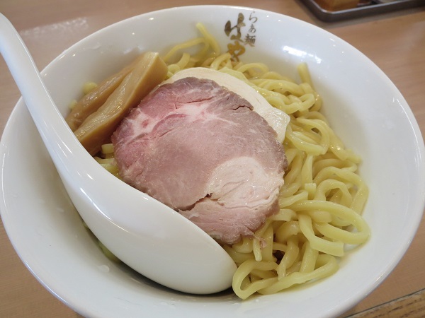 らぁ麺はやし田の海老つけ麺の麺と具材の近影画像。