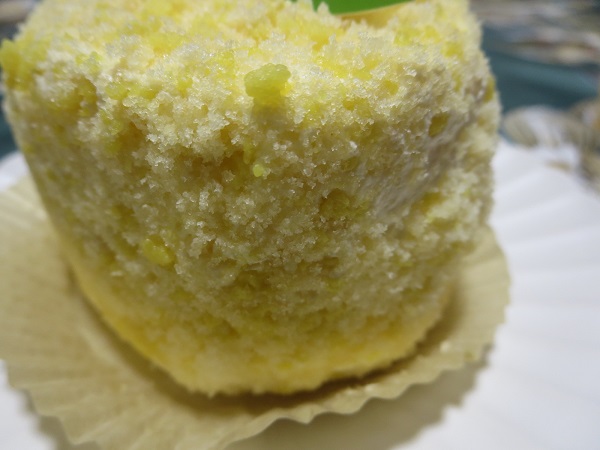 シェ・レカミエのレモンカスタードケーキの別角度からの近影写真。