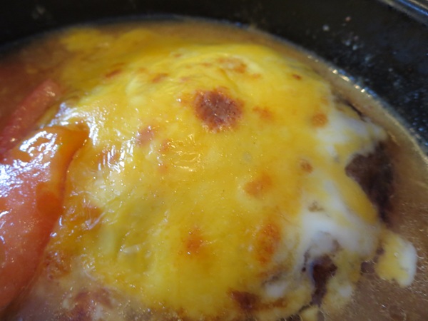 デニーズのあめいろたまねぎソースのスープハンバーグの近影画像。