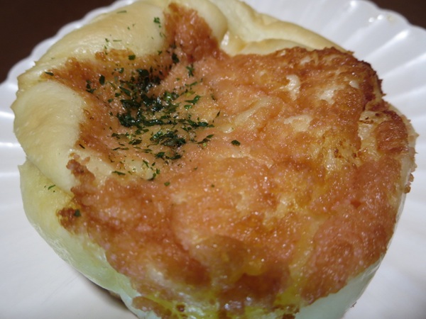 BAKERY&cafe辰巳俱楽部の明太カマンベールの近影画像。