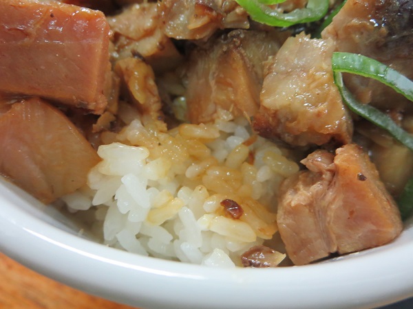 中華そば 亀喜屋のチャーシュー丼のご飯の近影画像。