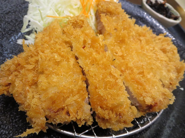 とんかつ菊万の国産プレミアムリブカツ定食のロースかつの近影画像。