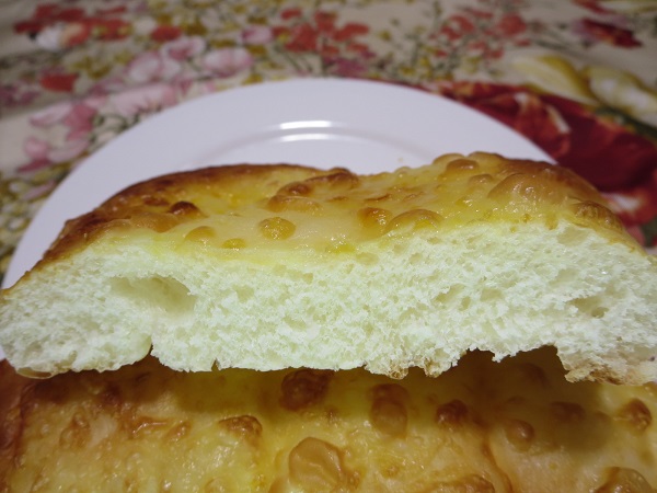 Le Pain Bon Bonのチーズナンの断面の近影画像。