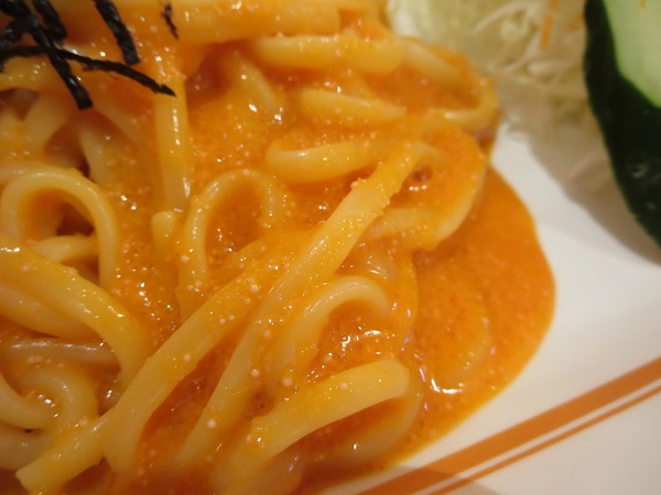 コメダ珈琲店の「つぶつぶなめらか」めんたいクリームの麺の近影画像。