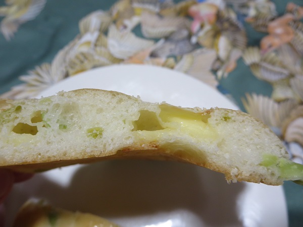 石窯パン工房 ル・マタンの枝豆チーズの断面の近影画像。