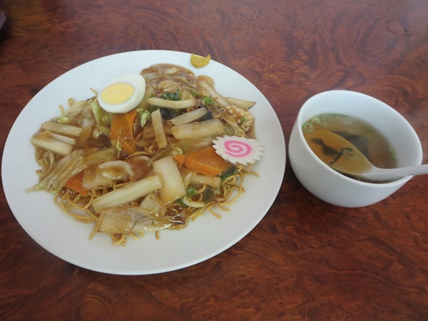 満亭の五目焼きそばの全体画像。