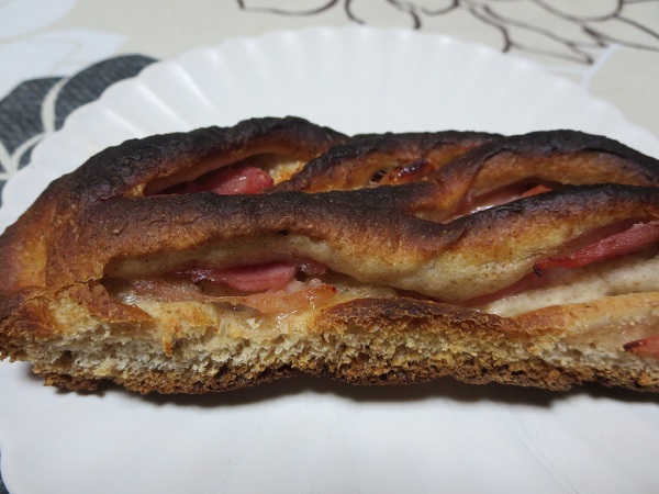 BAKE＆Cのフーガス（ベーコン）のトースト後の近影写真。