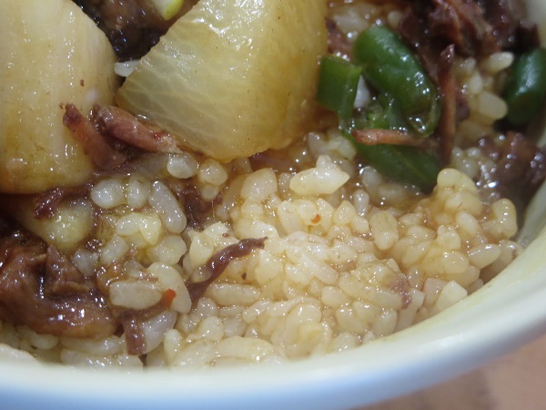 台湾料理 天天の牛バラ丼のご飯の近影画像。