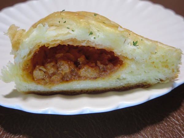 麻布十番モンタボーのサクサクミートデニッシュの断面の近影画像。