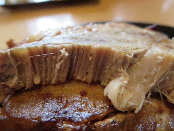 蔵出し味噌麺場 喜久屋のチャーシュー丼の叉焼の断面の近影画像。