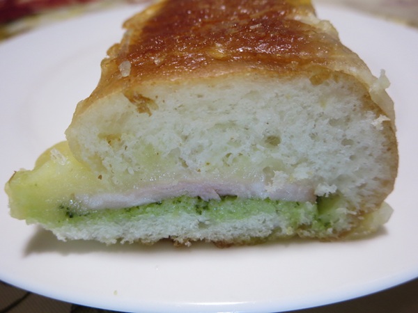 BAKERY&cafe辰巳俱楽部のパニーニの断面の近影画像。