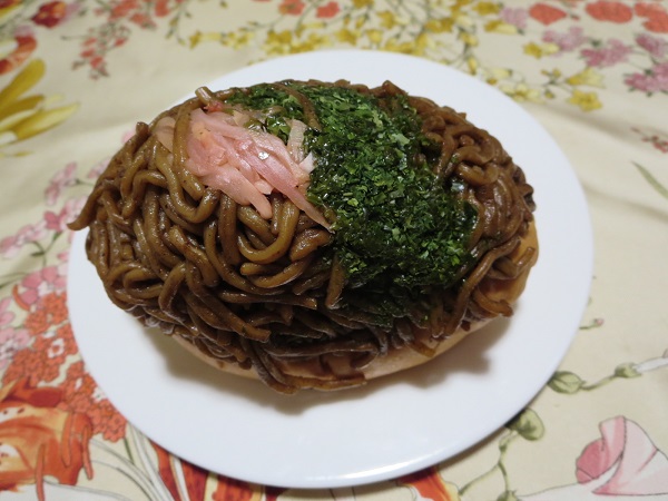 はーとやのパンの焼きそばパンの近影画像。
