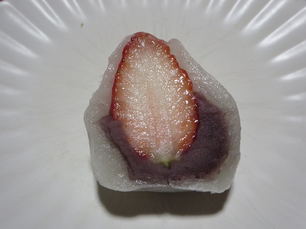 季彩菓庵しげつのいちご大福の断面の近影画像。