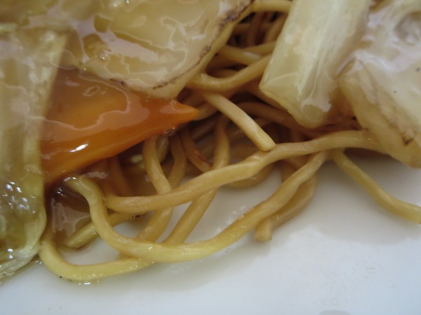 満亭の五目焼きそばの麺の近影画像。