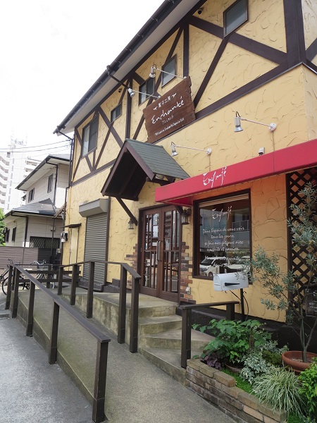 アンシャンテの看板と入口。