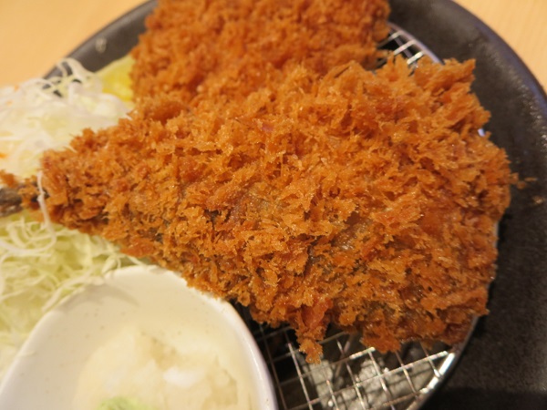 とんかつ神楽坂さくらのあじフライとロースかつ定食のあじフライの近影画像