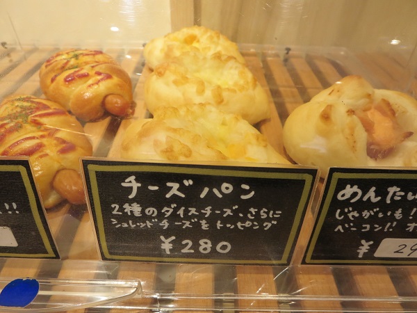 レンガのおうちのチーズパンが置かれている陳列棚。
